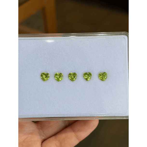 Lote de peridotos-0.88ct-6.2x6.1mm-corte corazón-calidad AAA