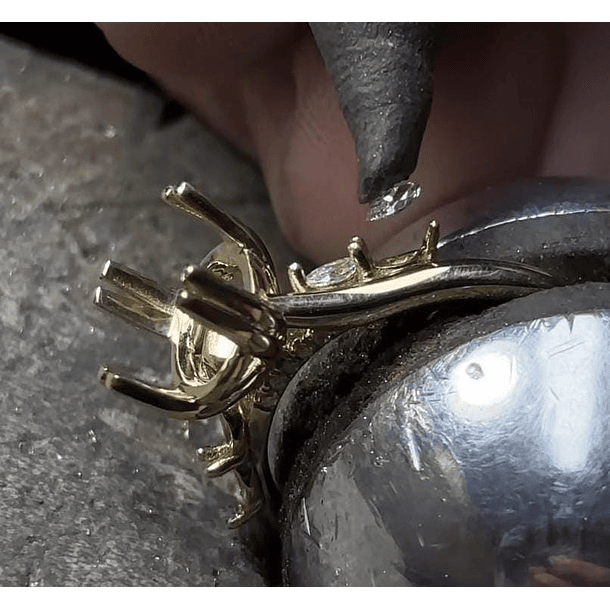 Anillo tipo cluster en oro rosa de 14k con morganita, zafiro, turmalina y perla. Talla 8.