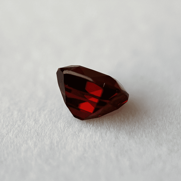 Granate rojo crimson GGI-3.65ct-8.61x7.64x5.98mm 2