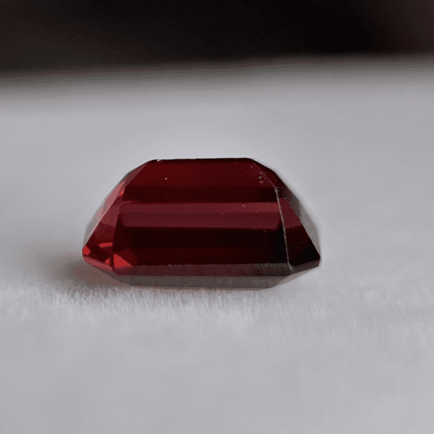 Granate rojo crimson GGI-2.50ct-8.99x5.58x5.04mm 2