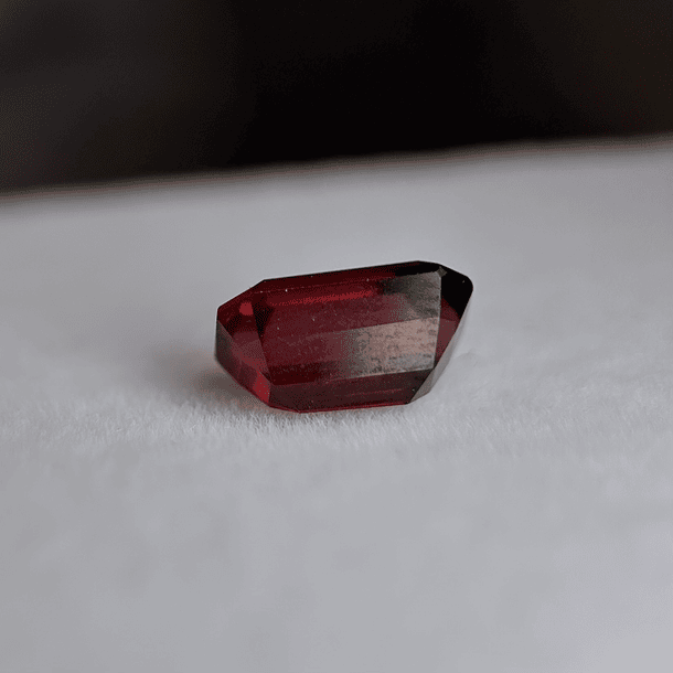 Granate rojo crimson GGI-2.50ct-8.99x5.58x5.04mm 3
