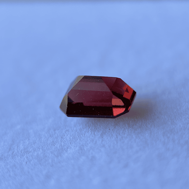 Granate rojo crimson-2.58ct-8.39x6.10x4.87mm 3