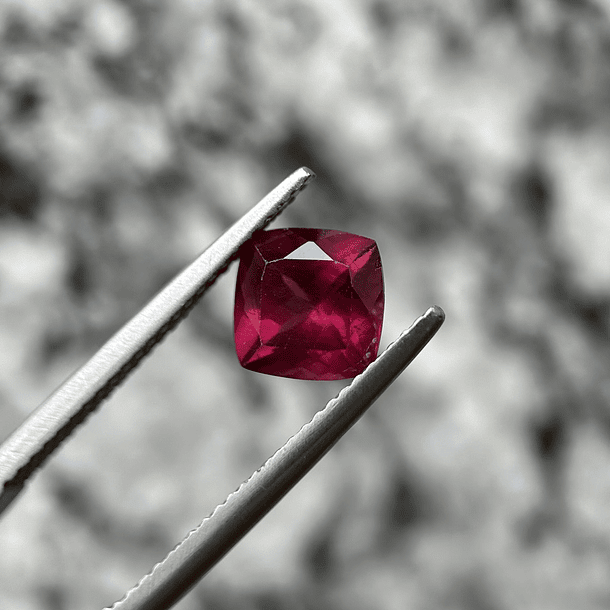 Granate rodolita-2ct-6.8x6.8x4.6mm 1