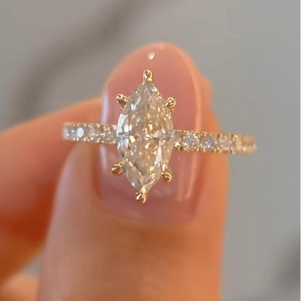 Anillo con halo en plata ley con moissanitas y zafiros en talla 7.5.