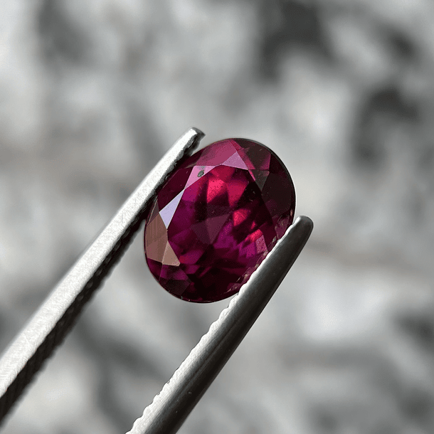 Granate rodolita-1.60ct-7.8x5.9x4mm 1