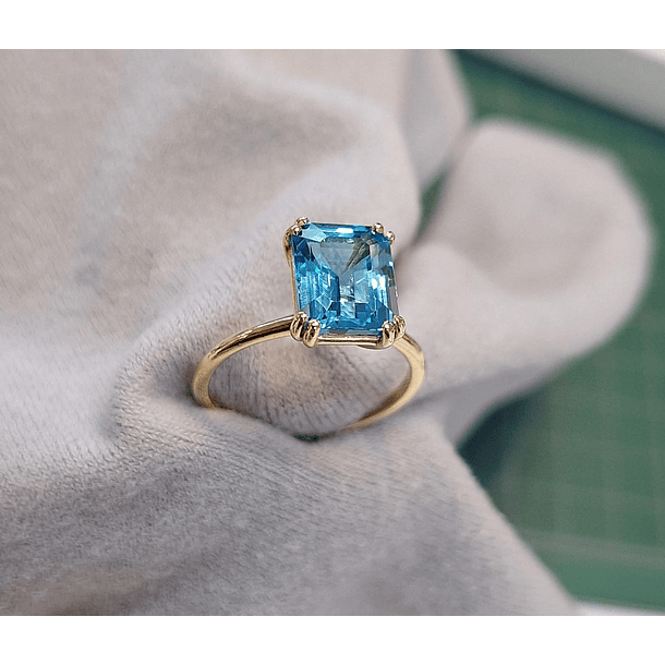 Anillo solitario oro blanco 10k talla 6.25 con diamante azul oval