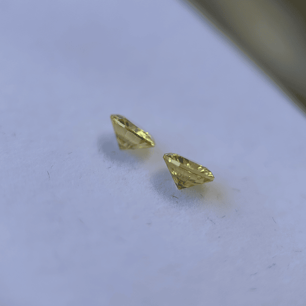 Par de circones amarillos naturales-1.35ct-6x6x3.3mm 2
