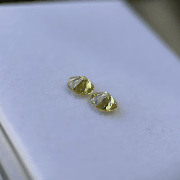 Par de circones amarillos naturales-1.35ct-6x6x3.3mm 3