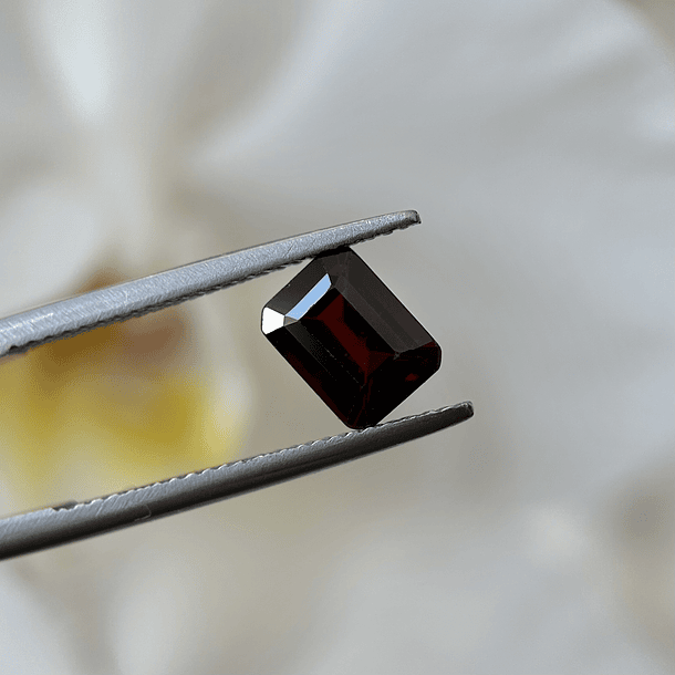 Granate rojo-1.87ct-8x6mm 1