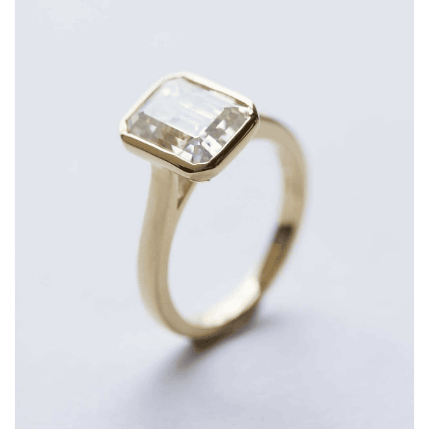 Anillo con esfeno octágono en plata con baño de oro en talla 5.5