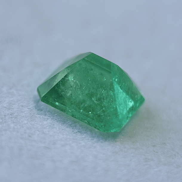 Esmeralda colombiana AIG-2.13ct-8.46x7.47x5.19mm 4