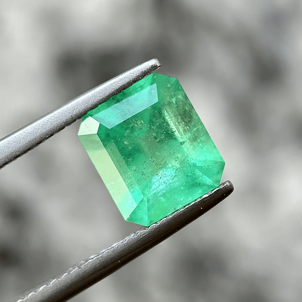 Esmeralda colombiana AIG-2.13ct-8.46x7.47x5.19mm 3