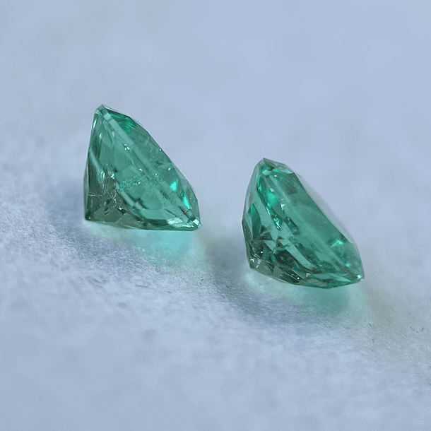 Par de esmeraldas colombianas AIG-2.04ct-6.62x6.60x4.06mm y 6.71x6.70x 3