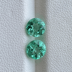 Par de esmeraldas colombianas AIG-2.04ct-6.62x6.60x4.06mm y 6.71x6.70x