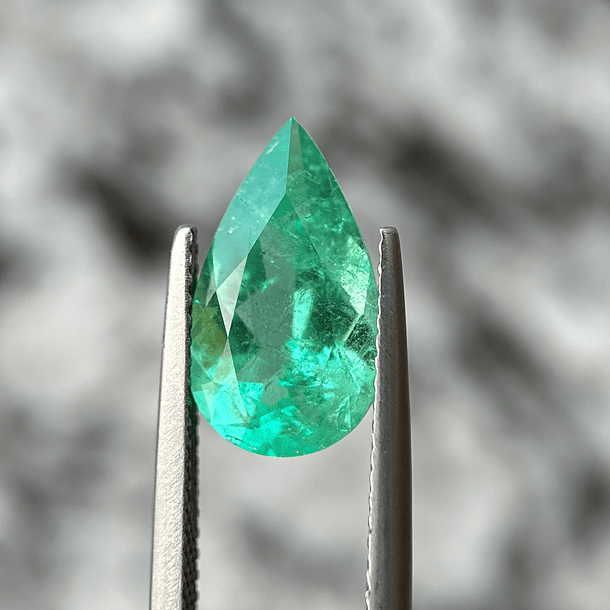 Esmeralda colombiana AIG-3.04ct-14.07x8.22x5.52mm 1