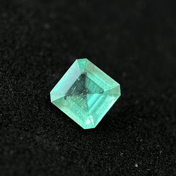 Esmeralda colombiana AIG-1.78ct-7.92x7.84x4.45mm 1