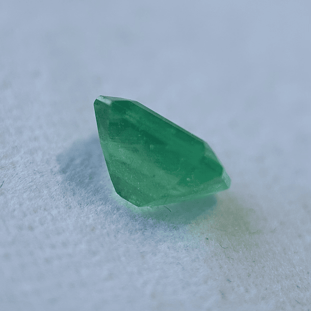 Esmeralda colombiana AIG-2ct-8.57x7.08x5.12mm 3