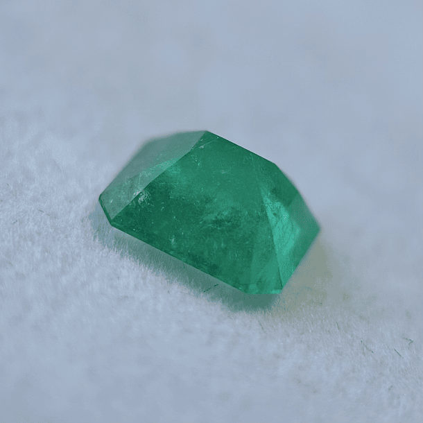 Esmeralda colombiana AIG-1.77ct-8.47x7.33x4.53mm 3