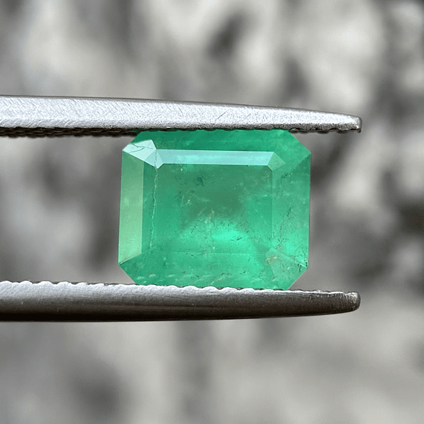 Esmeralda colombiana AIG-1.77ct-8.47x7.33x4.53mm 1