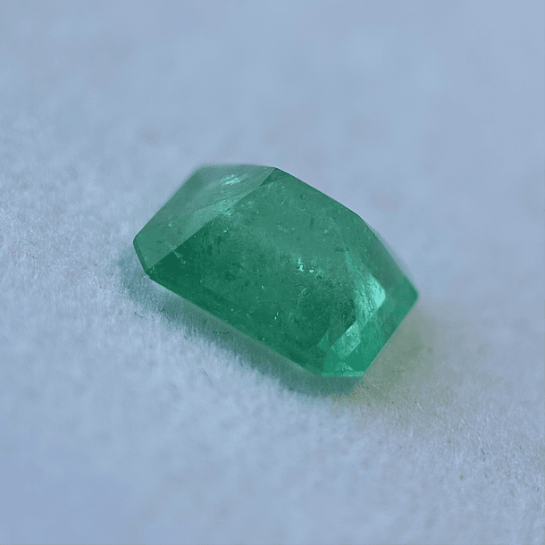 Esmeralda colombiana AIG-1.92ct-9.11x7.45x4.65mm 4
