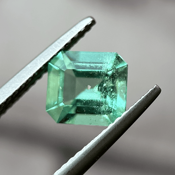 Esmeralda colombiana AIG-1.47ct-7.40x6.76x4.44mm 1