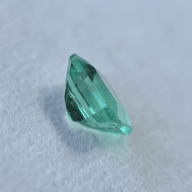 Esmeralda colombiana AIG-1.47ct-7.40x6.76x4.44mm 4