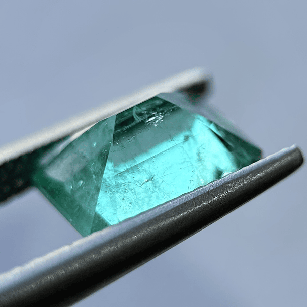 Esmeralda colombiana AIG-2.44ct-9.61x7.64x4.90mm 2