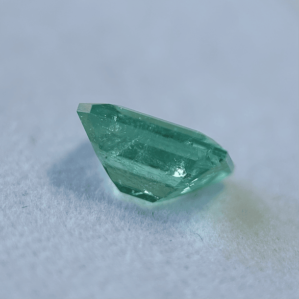 Esmeralda colombiana AIG-2.44ct-9.61x7.64x4.90mm 4
