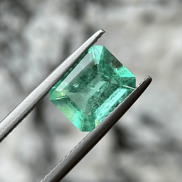Esmeralda colombiana AIG-2.44ct-9.61x7.64x4.90mm 1