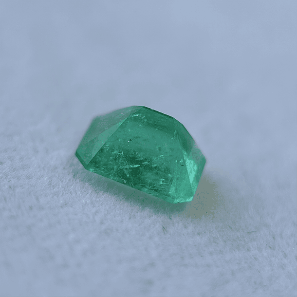 Esmeralda colombiana AIG-1.68ct-8.31x6.43x4.89mm 2