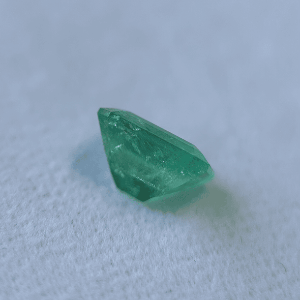 Esmeralda colombiana AIG-1.68ct-8.31x6.43x4.89mm 3