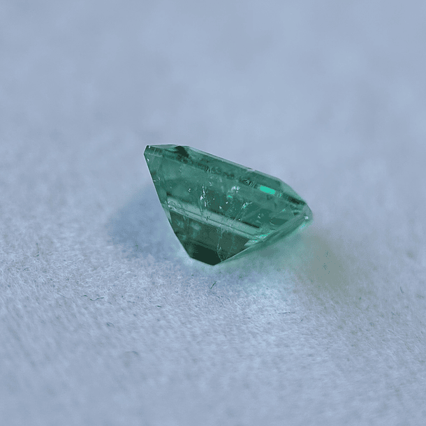 Esmeralda colombiana AIG-1.58ct-7.71x6.85x4.68mm 4