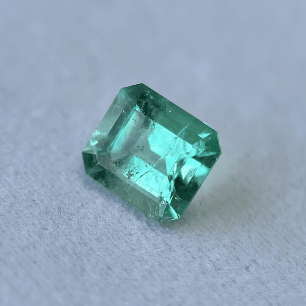 Esmeralda colombiana AIG-1.58ct-7.71x6.85x4.68mm 3