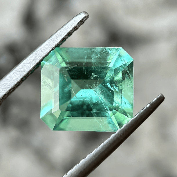 Esmeralda colombiana AIG-2.58ct-9.25x8.36x5.30mm 1