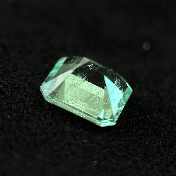 Esmeralda colombiana AIG-2.58ct-9.25x8.36x5.30mm 5