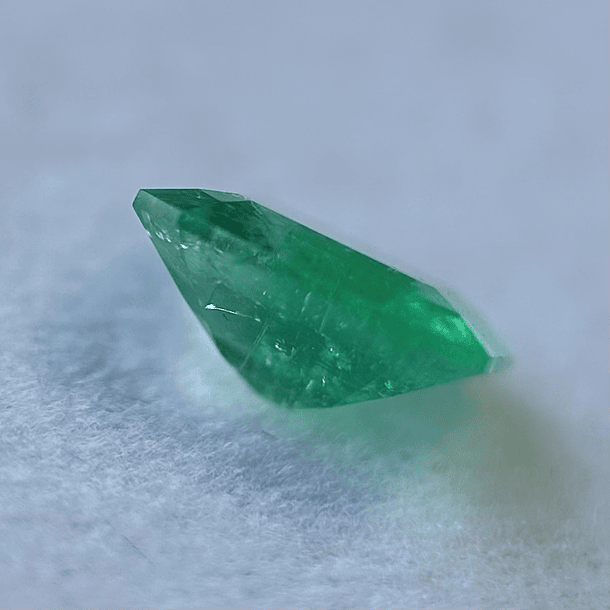 Esmeralda colombiana AIG-1.04ct-7.27x6.72x3.36mm 3