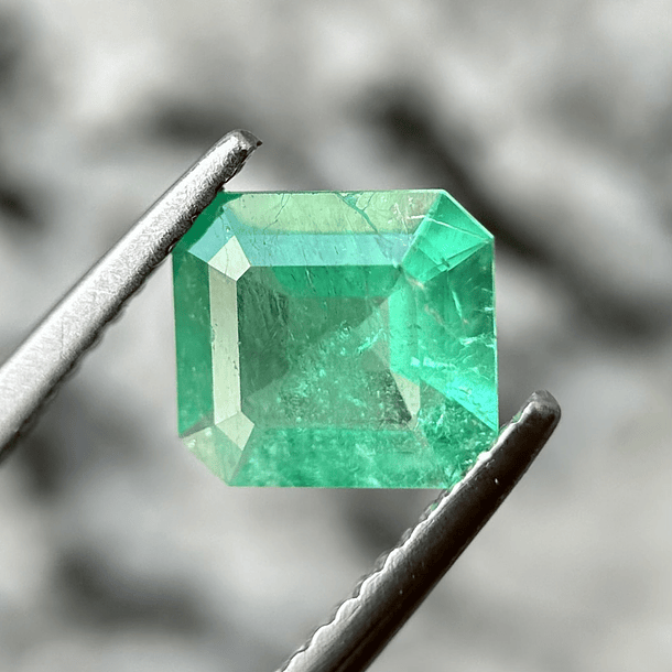 Esmeralda colombiana AIG-1.04ct-7.27x6.72x3.36mm 1