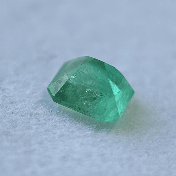 Esmeralda colombiana AIG-0.70ct-5.74x5.02x3.68mm 2