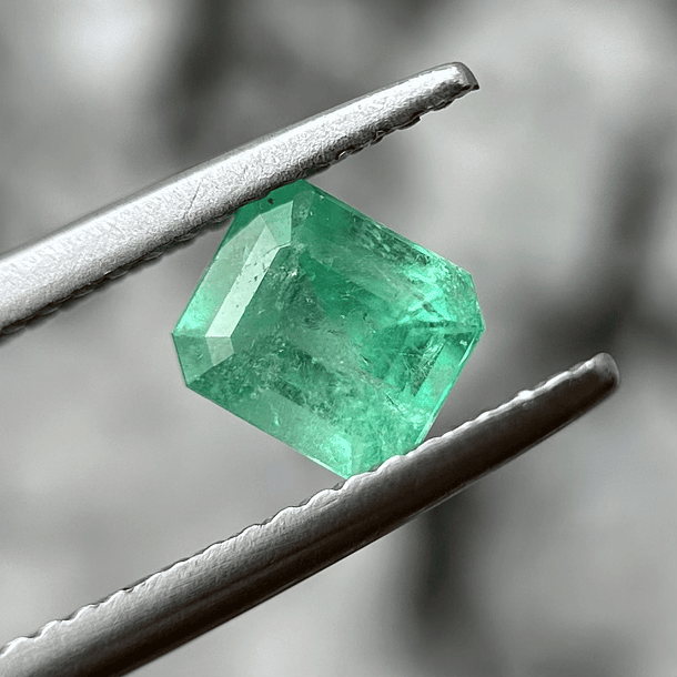Esmeralda colombiana AIG-0.70ct-5.74x5.02x3.68mm 1
