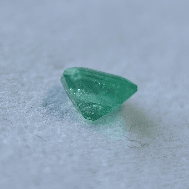 Esmeralda colombiana AIG-0.70ct-5.74x5.02x3.68mm 3