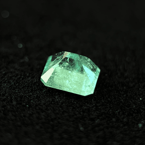 Esmeralda colombiana AIG-0.69ct-5.75x5.06x3.63mm 4