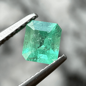 Esmeralda colombiana AIG-0.69ct-5.75x5.06x3.63mm