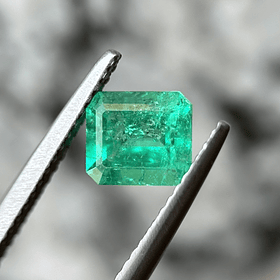 Esmeralda colombiana AIG-0.96ct-6.27x5.54x3.81mm