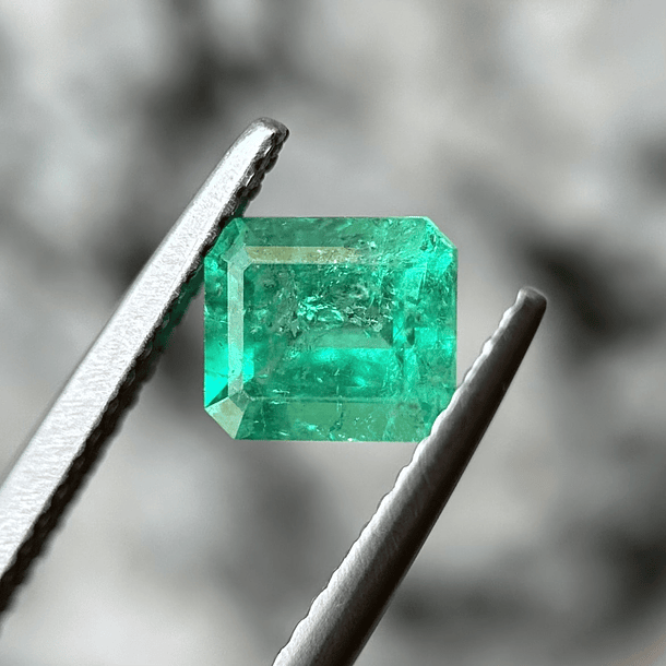 Esmeralda colombiana AIG-0.96ct-6.27x5.54x3.81mm 1
