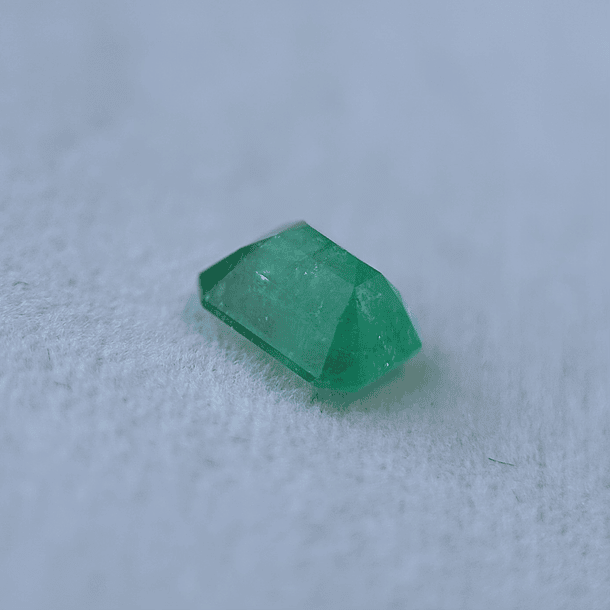 Esmeralda colombiana AIG-0.59ct-5.76x4.84x3.18mm 2