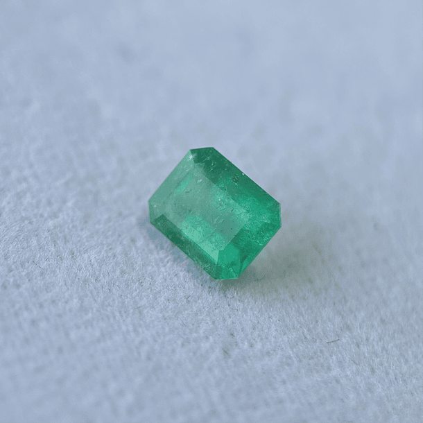 Esmeralda colombiana AIG-0.59ct-5.76x4.84x3.18mm 1