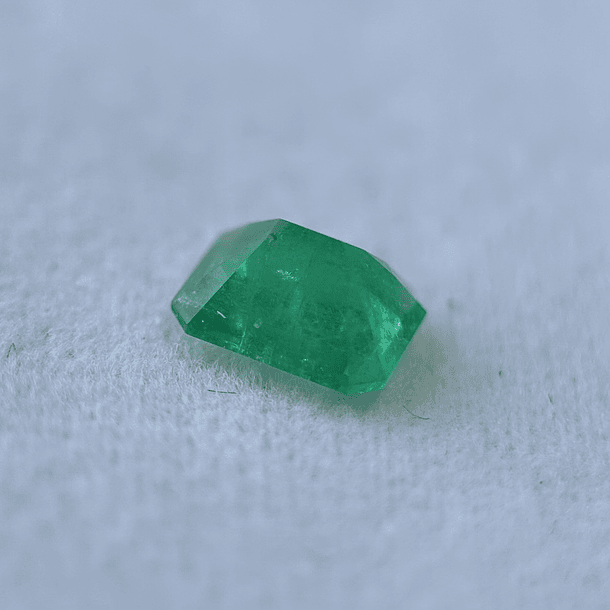 Esmeralda colombiana AIG-0.92ct-6.88x5.43x3.72mm 3