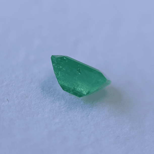 Esmeralda colombiana AIG-0.94ct-6.73x5.43x3.71mm 3