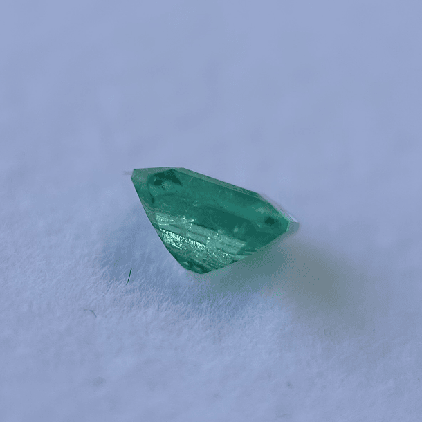 Esmeralda colombiana AIG-0.79ct-6.14x5.55x3.59mm 2