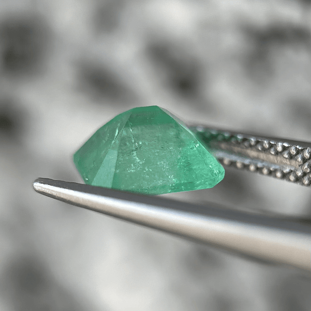 Esmeralda colombiana AIG-1.62ct-7.78x6.60x4.58mm 5